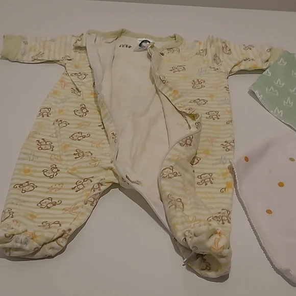 Gerber Cream and Green Baby Footie Bibs Set Newborn - Picture 3 of 7